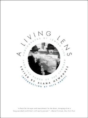 A Living Lens: Photographs of Jewish Life from the Pages of the Forward - Newhouse, Alana (Editor), and Hamill, Pete, Mr. (Introduction by)