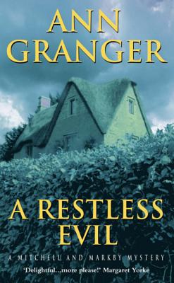 A Restless Evil (Mitchell & Markby 14): An English village murder mystery of intrigue and suspicion - Granger, Ann