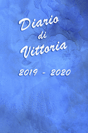 Agenda Scuola 2019 - 2020 - Vittoria: Mensile - Settimanale - Giornaliera - Settembre 2019 - Agosto 2020 - Obiettivi - Rubrica - Orario Lezioni - Appunti - Priorit? - Elegante cover con effetto Oceano - C, Giorgia (Contributions by), and Planner, Schumy & Trudy