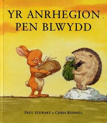 Cyfres Storiau Cwningen a Draenog: Anrhegion Pen Blwydd, Yr - Stewart, Paul, and Williams, Dylan (Translated by), and Riddell, Chris (Illustrator)