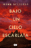 Bajo Un Cielo Escarlata / Beneath a Scarlet Sky (Spanish Edition)