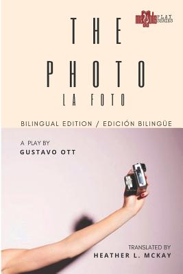 La Foto / The Photo: Edicin Bilingue/ Bilingal Edition - McKay, Heather L (Translated by), and Ott, Gustavo