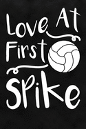 Love At First Spike: Volleyball Notizbuch f?r Volleyballspieler und Volleyballspielerinnen zum Selberschreiben & Gestalten von Erinnerungen und Notizen zum Training und Turnieren [Liniert]