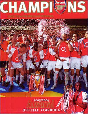 Official Arsenal Yearbook: The Ultimate Review of the 2004 Season - Wenger, Arsene (Foreword by), and MacFarlane, Stuart (Photographer)