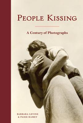 People Kissing: A Century of Photographs (Vintage Snapshots and Postcards, a Great Gift for Engagements, Wedding Showers, and Anniversaries) - Levine, Barbara, B.S., M.A., and Ramey, Paige