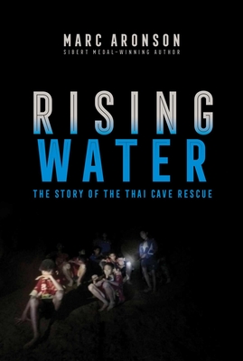 Rising Water: The Story of the Thai Cave Rescue - Aronson, Marc