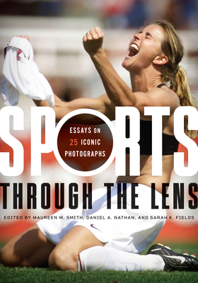 Sports Through the Lens: Essays on 25 Iconic Photographs - Smith, Maureen M (Editor), and Nathan, Daniel A (Editor), and Fields, Sarah K (Editor)